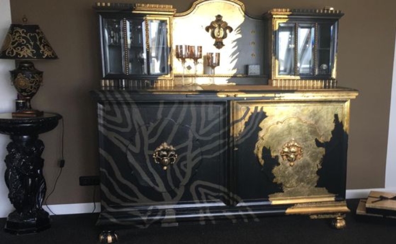 Vitrine upgecycelt in Gold und Schwarz