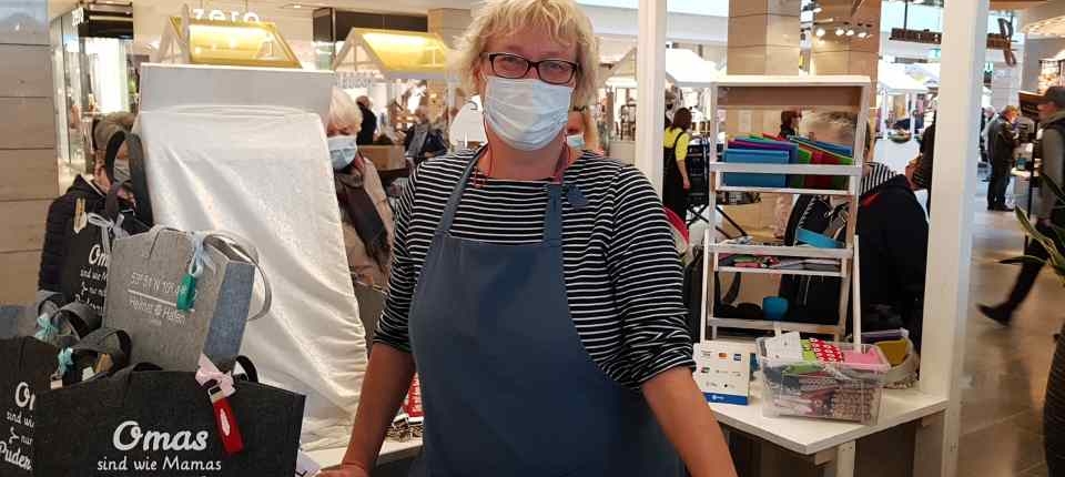 Britta Joost bietet selbstgemachte Filzkreationen auf ihrem Stand auf der FeinArt an.
