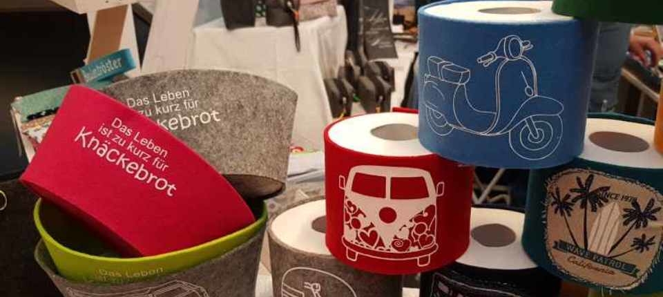 Vergesst Omas gehäkelte Kloarbeiten - das geht viel schicker mit Filz und witzigen Motiven, wie Britta Joost auf der FeinArt in Lübeck Moisling zeigt