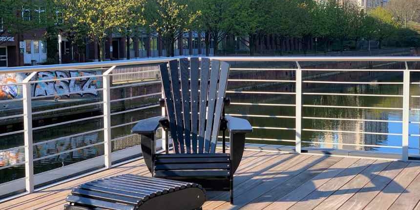 Adirondackchair in Schwarz und mit Hocker