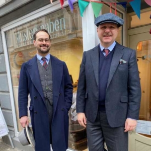 Die Musterknaben, Thomas Klein und Uwe Müller (li.) , vor ihrem Geschäft in der Glashüttenstraße in Hamburg
