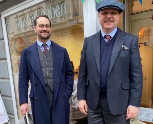 Die Musterknaben, Thomas Klein und Uwe Müller (li.) , vor ihrem Geschäft in der Glashüttenstraße in Hamburg