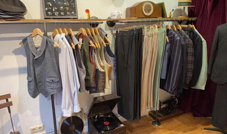 Feiner Zwirn und stilvolle Accessoires im Laden der Musterknaben