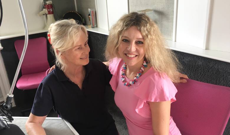 Katinka Jäkel im Studio zusammen mit der bekannten Hörspielproduzentin Heikedine Körting