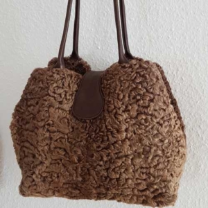 Eine schicke Handtasche aus einem alten Persianermantel