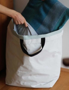 Ein Aufbewahrungssack unter anderem gefertigt aus aussortiertem Bannerematerial