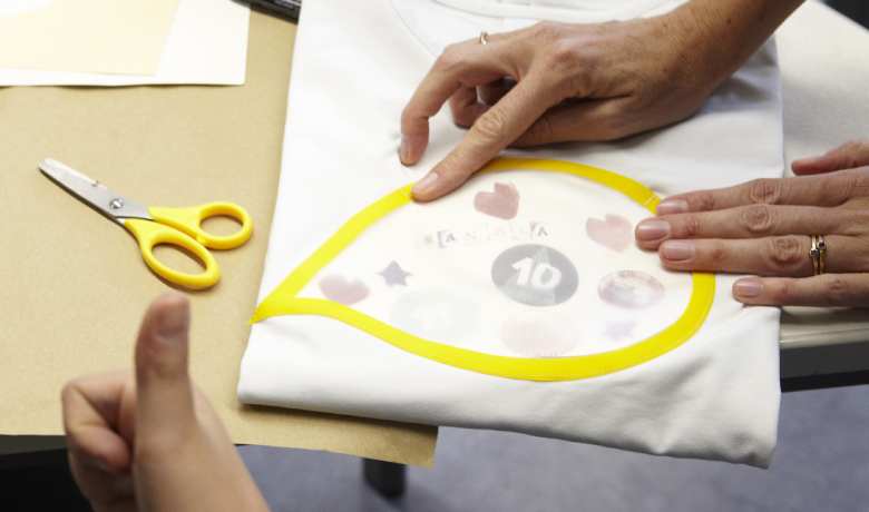 Die Taschen sind bei den Kinder-Shirts wie eine Sprechblase gestaltet und gelb umrahmt