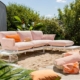 Das Outdoorsofa im Boho-Style lässt sich kinderleicht umgestalten: Die Sitz- und Eckelemente können auf dem Plateau immer wieder neu kombiniert werden