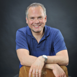 Roberto Stein bietet über 2Vientos Designermöbel und Wohnaccessoires an, die puristisch und farbenfroh sind