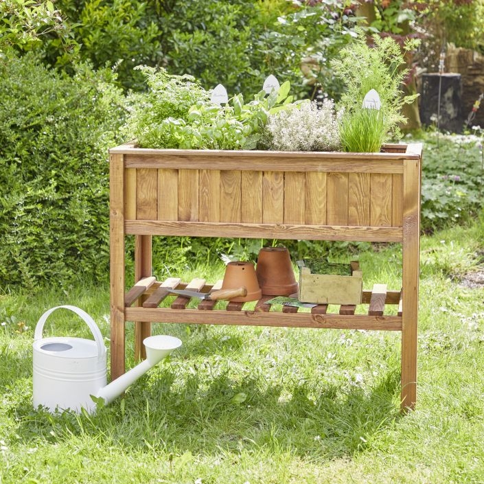 Ein mit Kräutern bepflanztes Hochbeet von MEIN SCHÖNER GARTEN